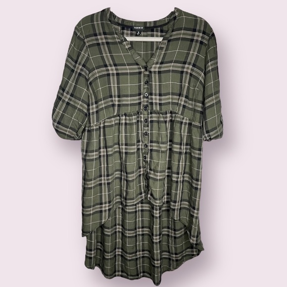 torrid Tops - Torrid High-to-Low Green Plaid Button-Up Shirt